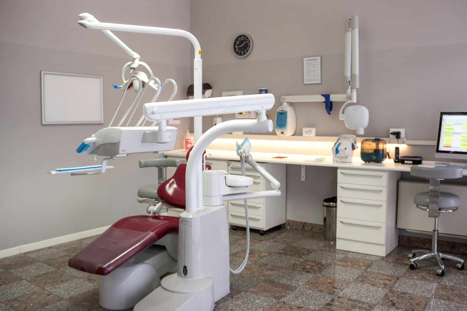 A second view of the treatment room, showing the worktop, monitor and instrument drawers.
